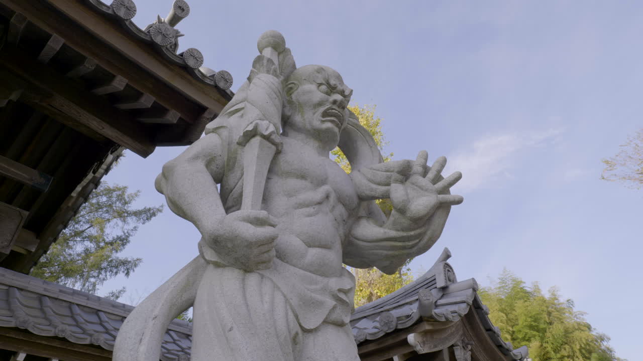 니오는 악령과 악마들, 그리고 인간 도들로부터 성전을 지키고 보호하기 위해 그곳에 있습니다.