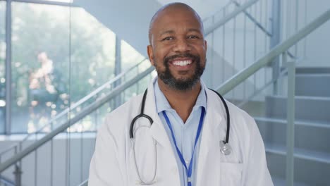 Retrato-De-Un-Feliz-Médico-Afroamericano-Sonriendo-Y-Mirando-La-Cámara-En-El-Hospital