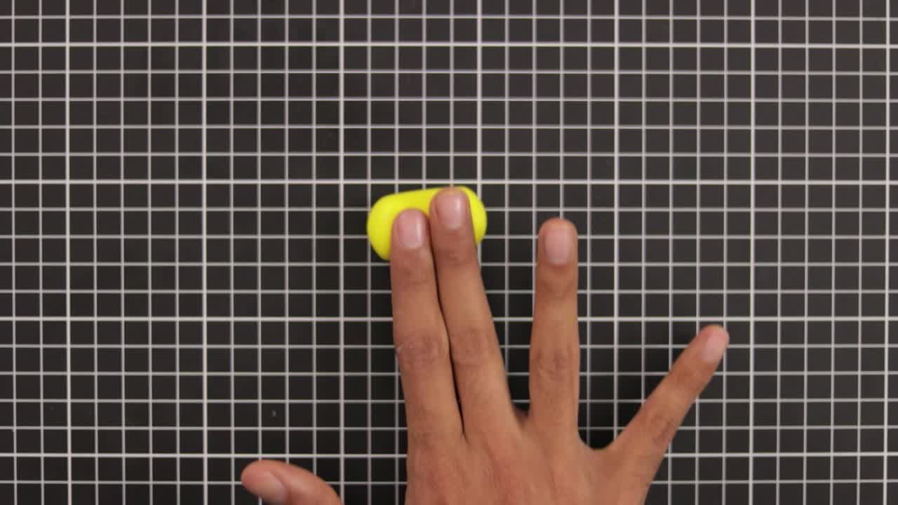 elaboración de manualidades con plastilina. piel marrón