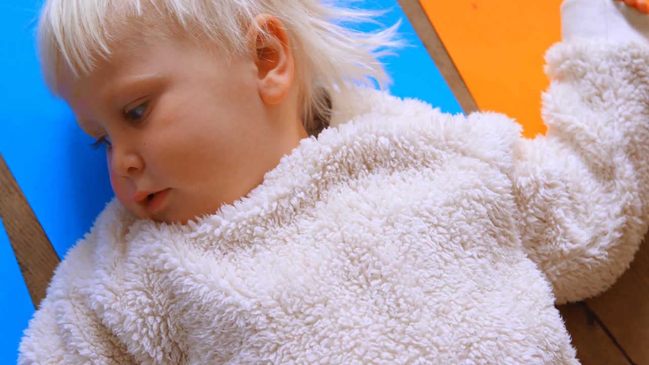 chica dibujando en un papel de gráfico con marcador 4k