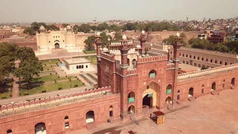 4k aerial footage to the badshahi mosque main courtyard