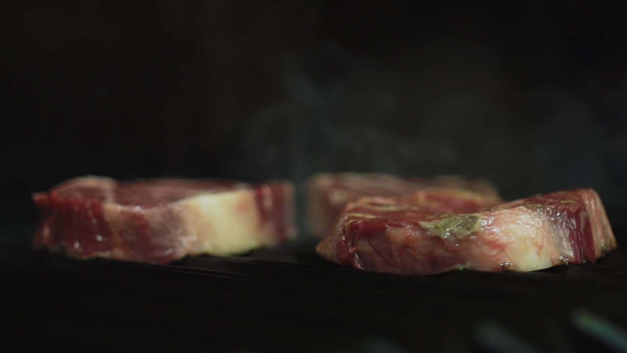 그릴에서 스테이크를 요리하는 것