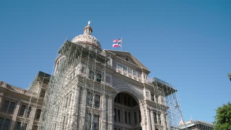 Low-angle-view-of-the-Texas-State-Capital-building-in-Austin,-Texas