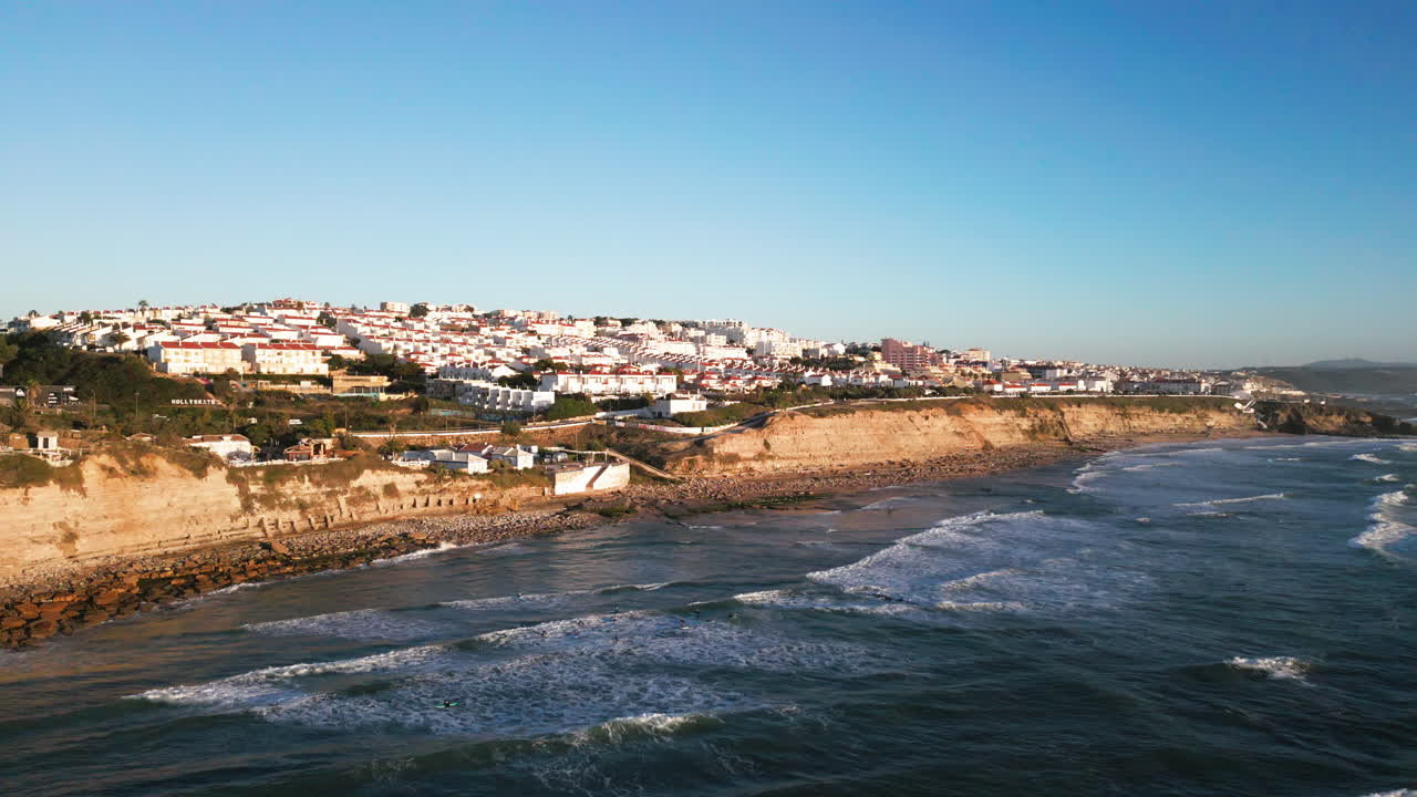 Ripresa con drone della costa vicino a Ericeira, Portogallo