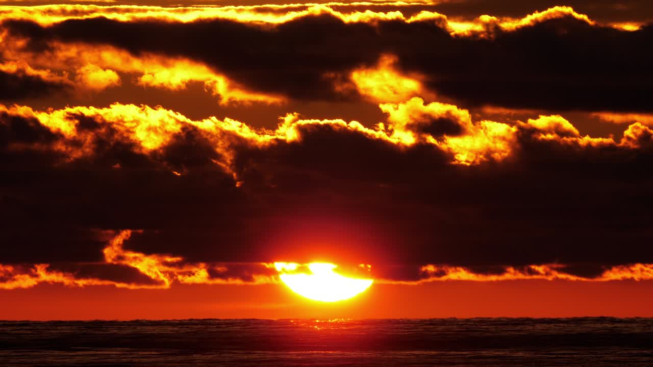 una vista panorámica de la puesta de sol.
