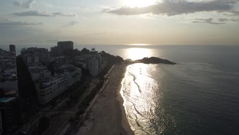el sol sobre el mar en copacabana