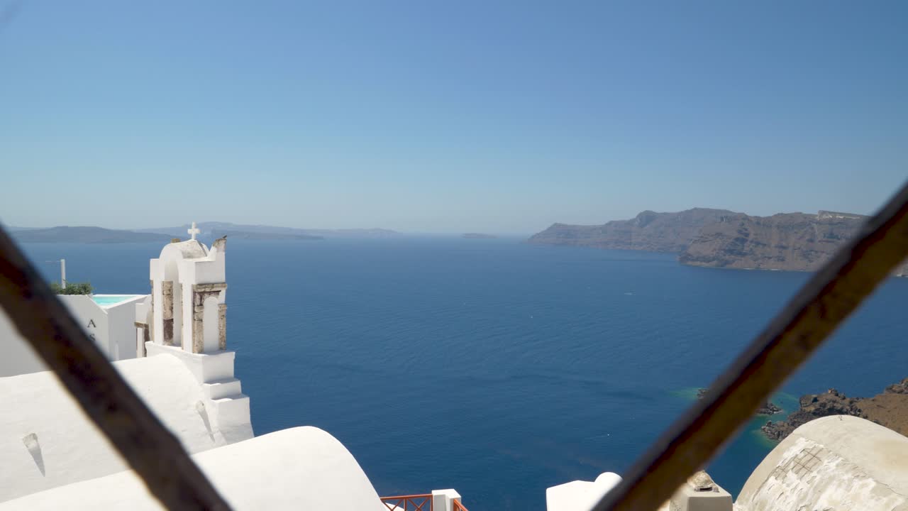 moviéndose a través del corazón del espacio de copia con increíbles vistas al mar de la isla, santorini