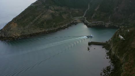 vista aérea de un barco que entra en "la bahía de pasaia" en el país vasco