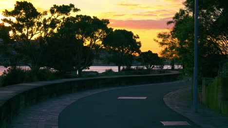 camino vacío en el parque al atardecer durante la propagación de la pandemia de covid-19 en sydney, australia