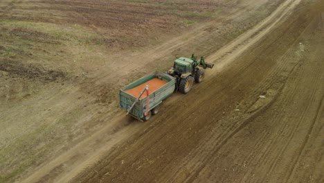 Tractor-Con-Semillas-De-Transporte-De-Remolque-En-El-Campo---Tiro-De-Seguimiento-Aéreo