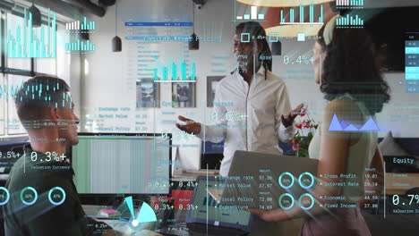 animación del procesamiento de datos financieros sobre diversas personas de negocios en la oficina