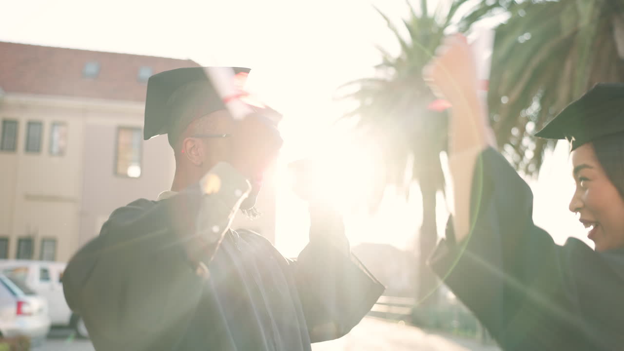estudiante feliz, amigos y abrazo en la graduación