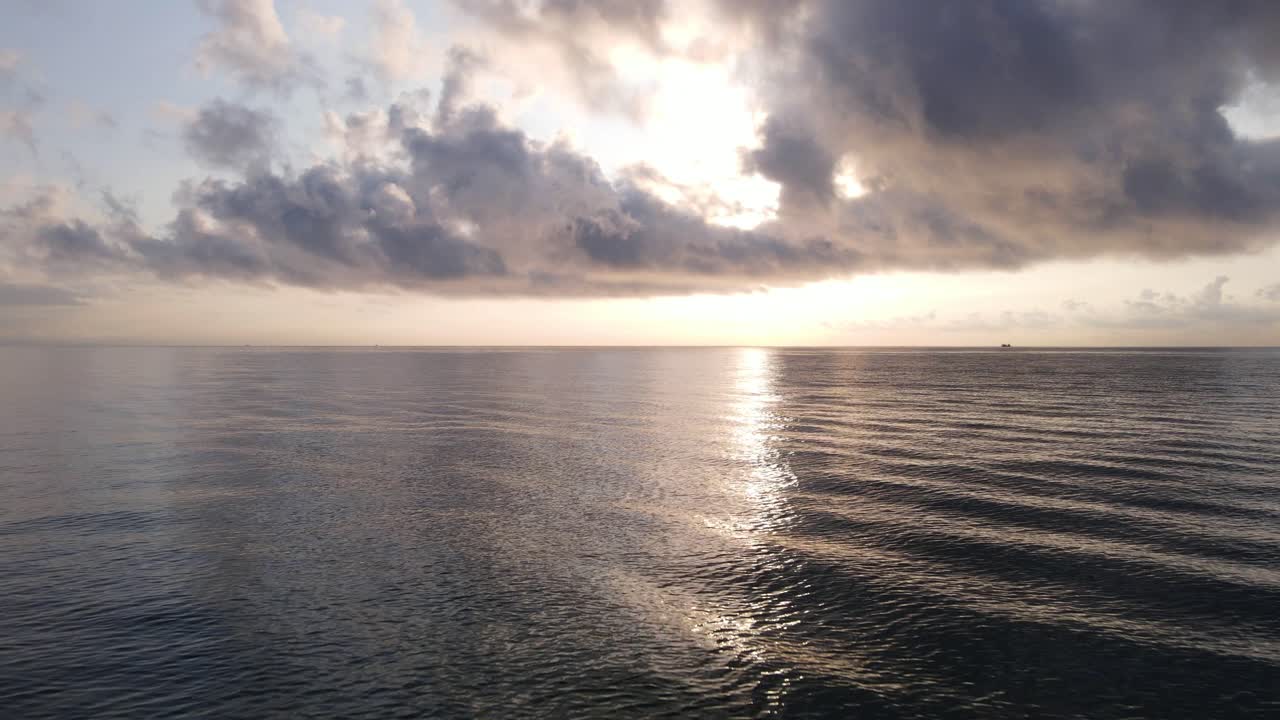 Alba sulla spiaggia in Vietnam