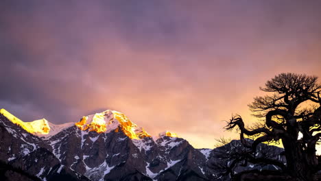 majestuosos picos de las montañas al amanecer o al atardecer