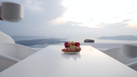 Café-De-La-Mañana-En-Un-Resort-Todo-Incluido-En-Santorini,-Grecia,-Escapada-Romántica-En-Pareja-Al-Spa-En-El-Paraíso