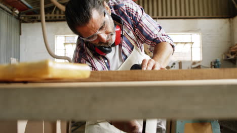 Centrarse-En-El-Carpintero-Trabajando-Con-Madera-