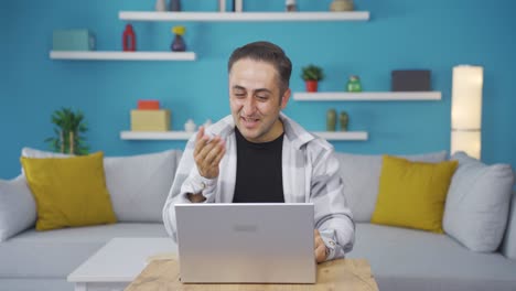 hombre haciendo una videollamada en el portátil.