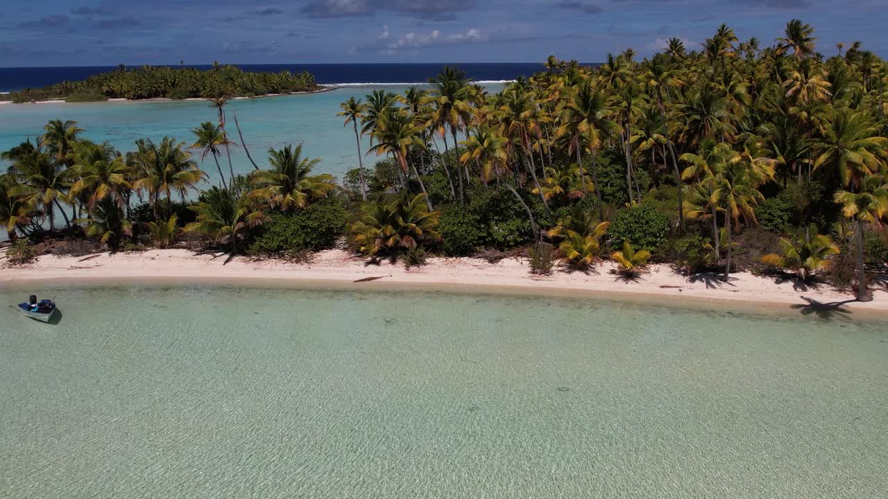 Splendida ripresa aerea con drone di una bellissima piccola isola nella laguna tropicale di Fakarava