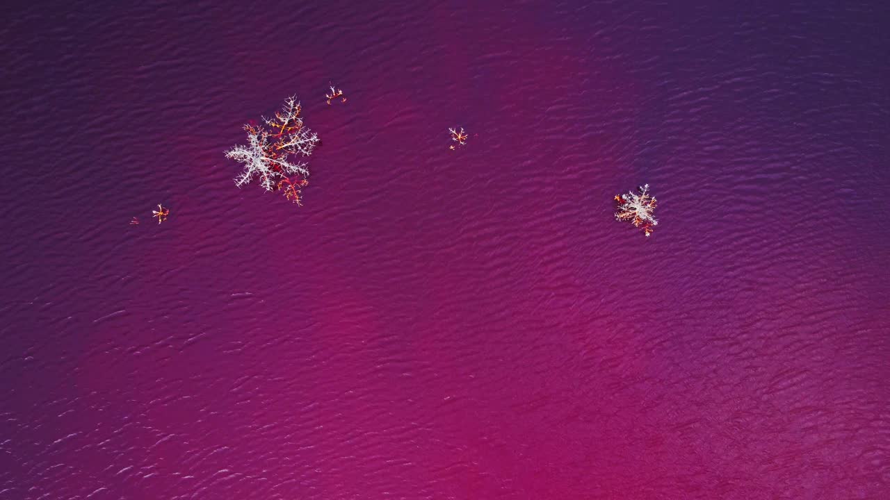 huelva의 광산 현장에서 모래 지형에 있는 다채로운 텍스처