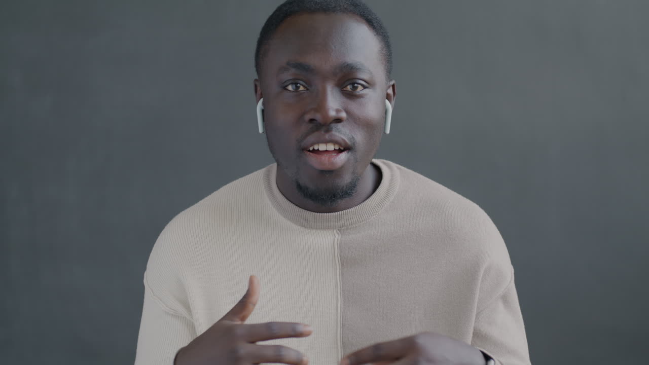 hombre en una llamada de video