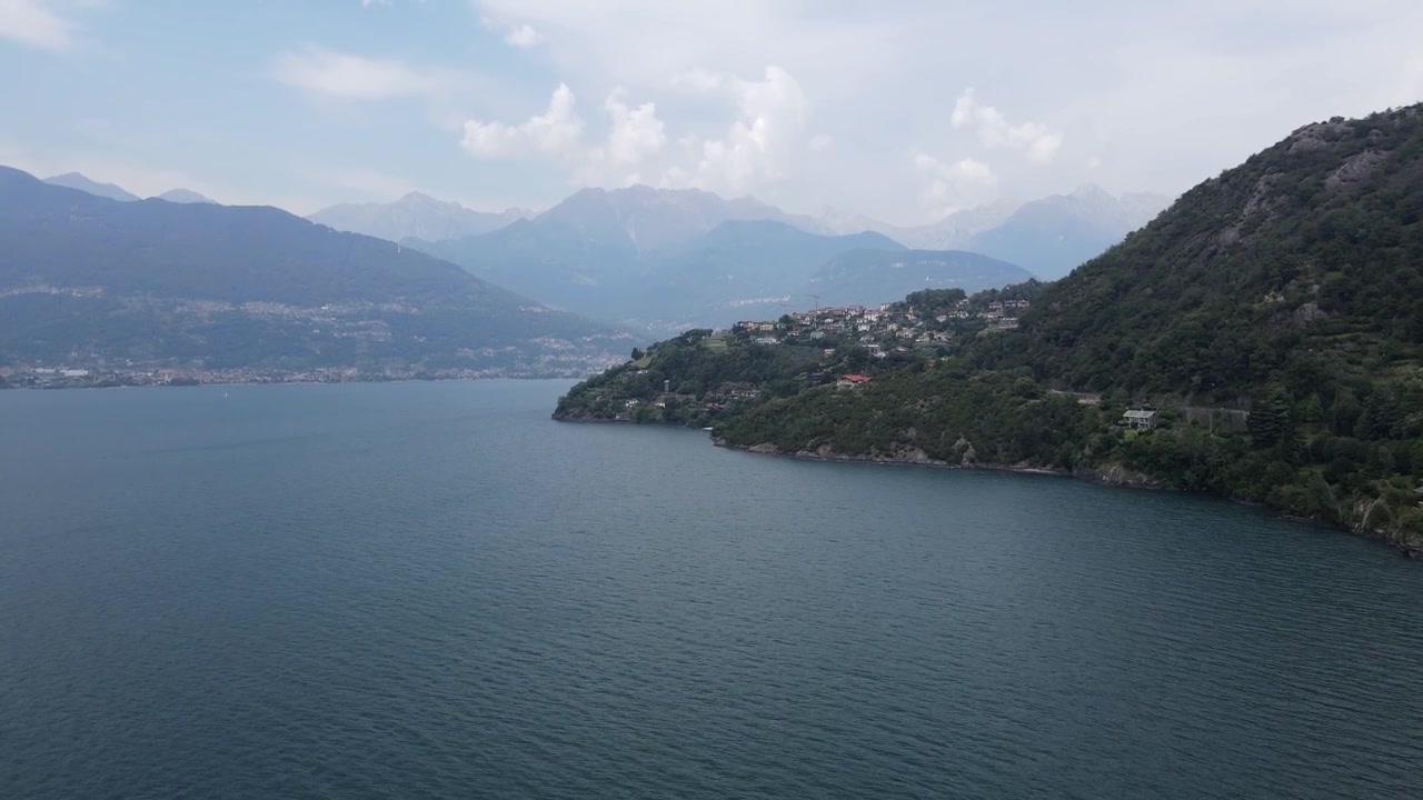 Vista tranquilla del Lago di Como, popolare destinazione nel nord Italia, con paesaggio drammatico, ripresa aerea con drone.