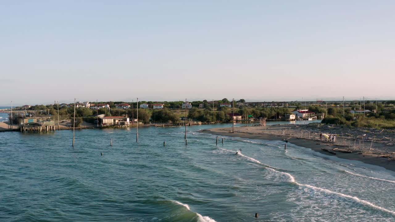 vista aérea de las cabañas de pesca con la típica máquina de pesca italiana, llamada "trabucco",lido di dante, fiumi uniti ravenna cerca del valle de comacchio