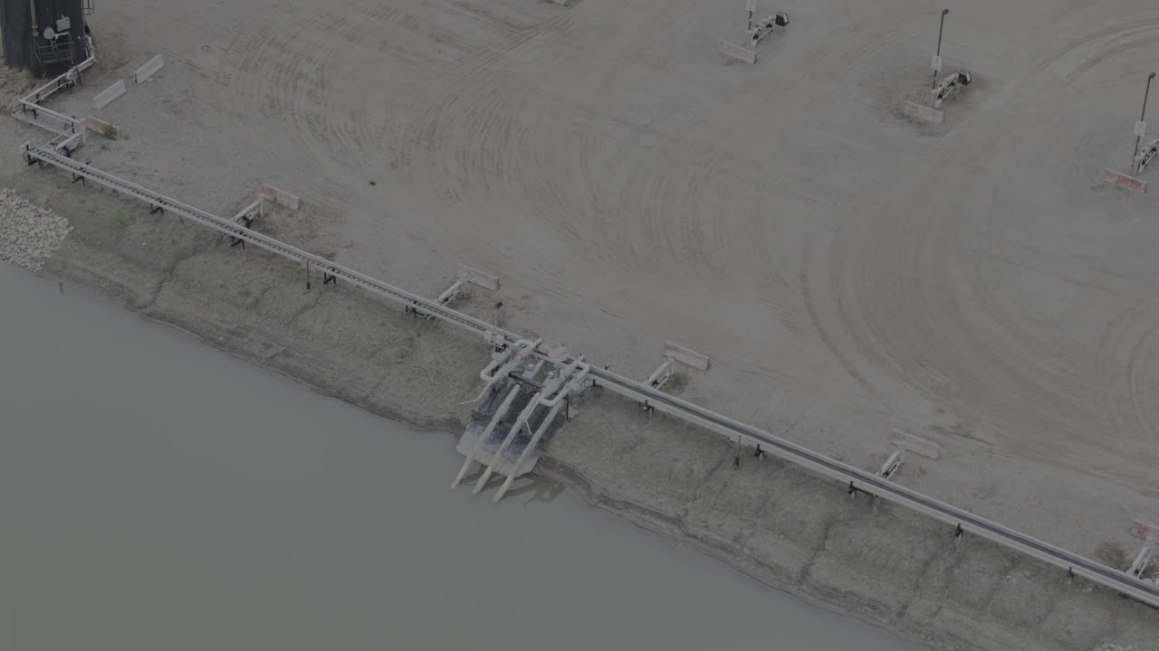 промышленная насосная станция, работающая среди природных ландшафтов северной части британской колумбии.