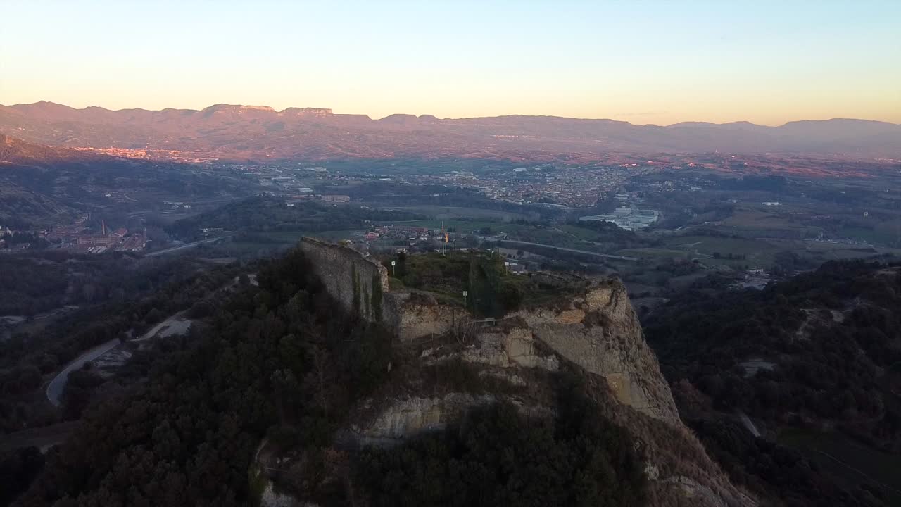 hermosa puesta de sol en las montañas de los pirineos con el antiguo castillo medieval, españa