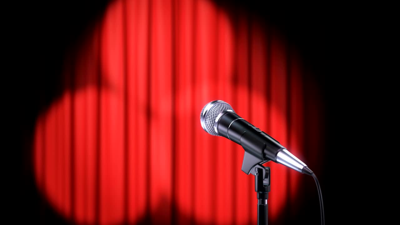 cortina roja con focos giratorios y micrófono