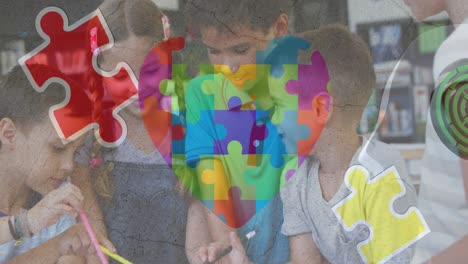 animación de rompecabezas coloridos y corazones sobre niños diversos con tabletas