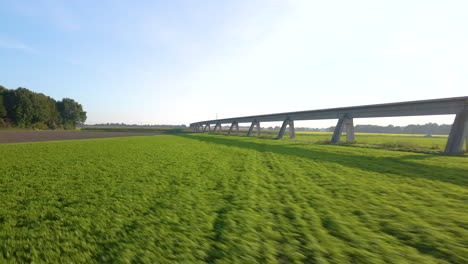 Paisaje-Verde-Con-Emsland-Transrapid-Test-Track-En-El-Soleado-Amanecer-Cerca-De-Lathen,-Alemania