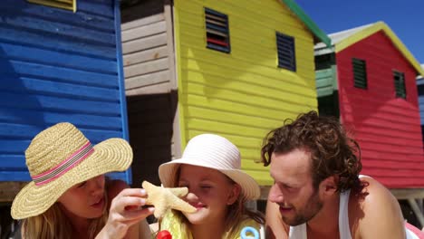 Familie-Liegt-Zusammen-Auf-Einer-Decke-Am-Strand