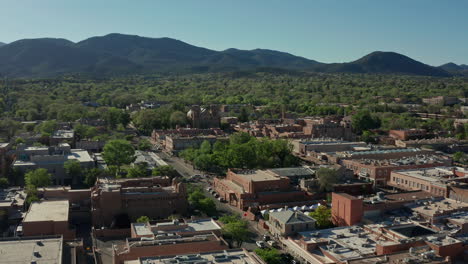 Luftaufnahme-Entfernt-Sich-Von-Der-Skyline-Von-Santa-Fe,-New-Mexico