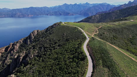 vista aérea de una carretera sinuosa en las montañas de córcega