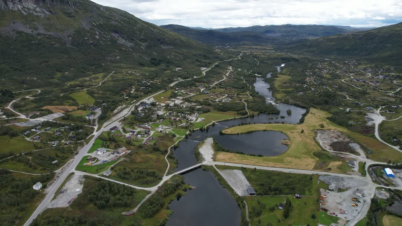 Vuoristolaakso Maursetissa, Norjan Hardangerviddalla, jossa tie ja louhoksen vaikutus paljastuvat vähitellen.