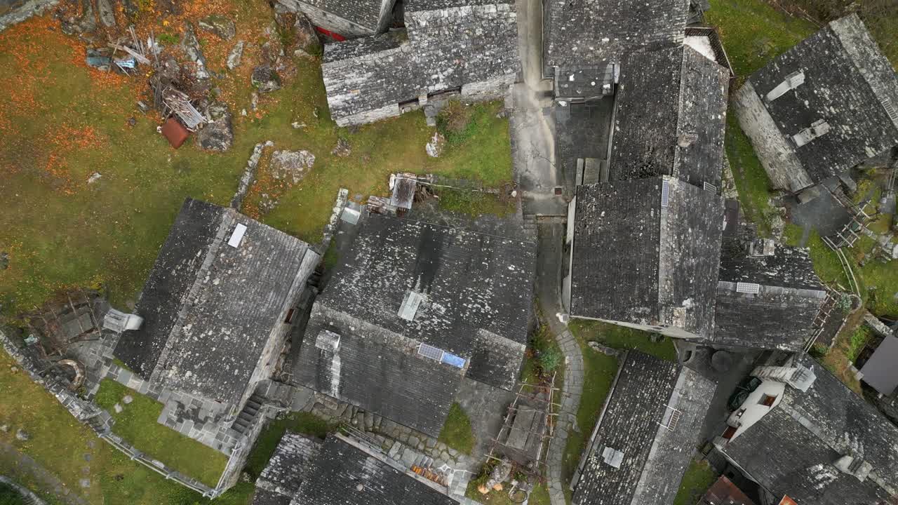 fotografía de un avión no tripulado que se mueve desde abajo hacia arriba, sobre el pueblo de cavergno, situado en el distrito de vallemaggia, en el cantón de ticino, en suiza