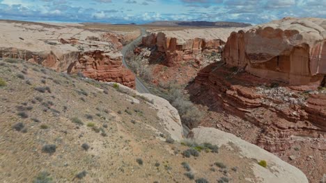 enormes acantilados erosionados de la carretera de asfalto en el parque nacional de arches en utah, estados unidos