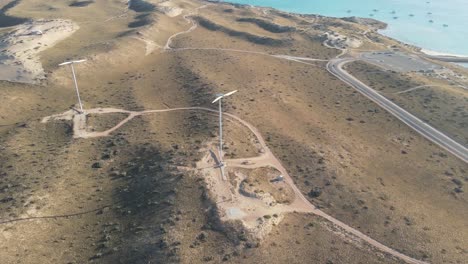 Aerogeneradores-Frente-Al-Mar-Al-Atardecer-Energías-Renovables