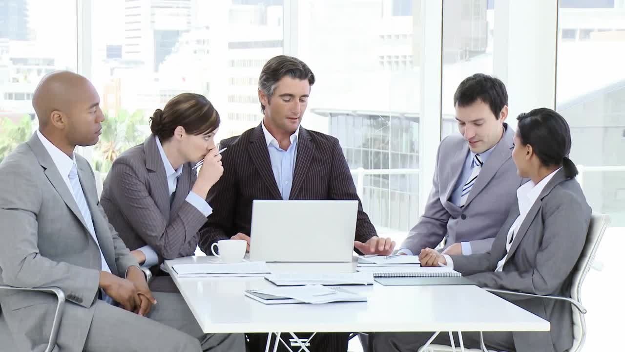 회의 에서 이야기 하는 사업가 들