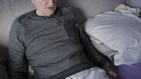 person with a knee replacement scar