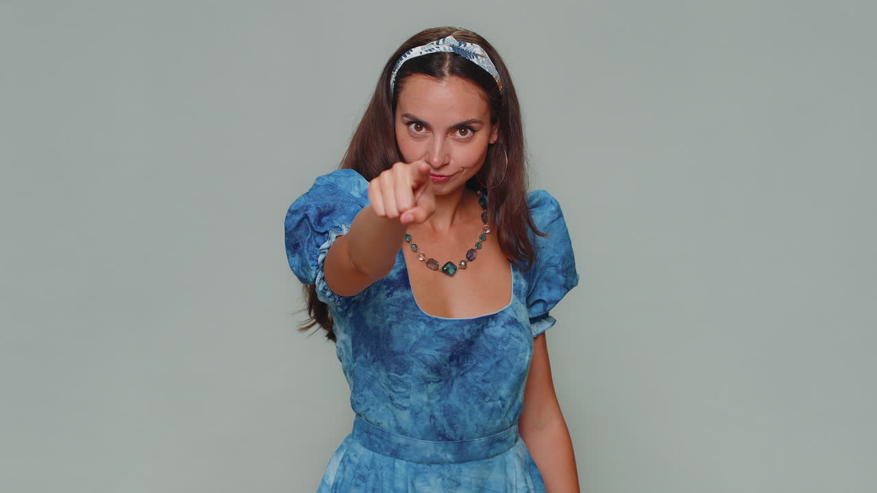 chica bonita sonriendo emocionada y señalando a la cámara, eligiendo el ganador afortunado, indicando impresionante usted