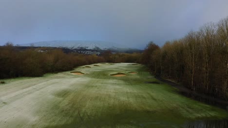 Antena-Del-Campo-De-Golf---Acercándose-Al-Verde-A-Primera-Hora-De-La-Tarde-Durante-El-Invierno-En-Escocia