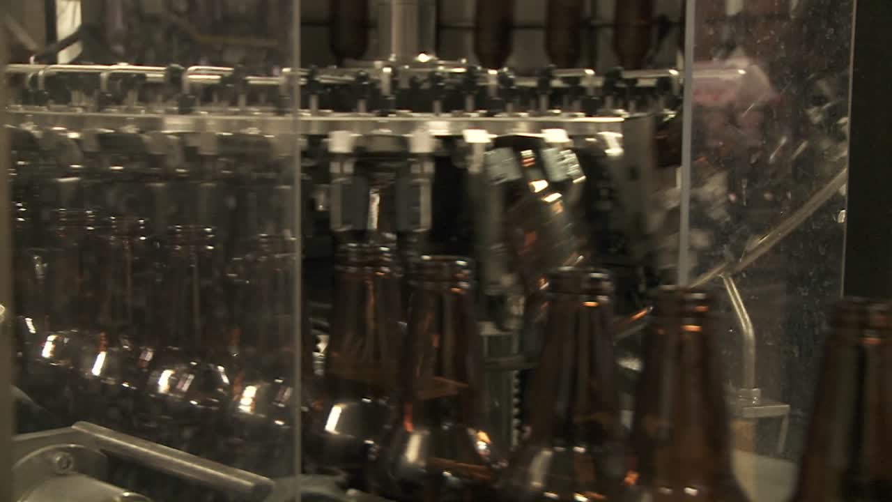 botellas zip a lo largo de una cinta transportadora en una planta embotelladora 7