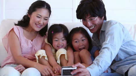 Familie-Sitzt-Zusammen-Und-Posiert-Für-Ein-Foto