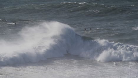 Zeitlupe-Einer-Großen-Welle,-Die-Eine-Weitere-Große-Welle-In-Nazaré,-Portugal,-Trifft