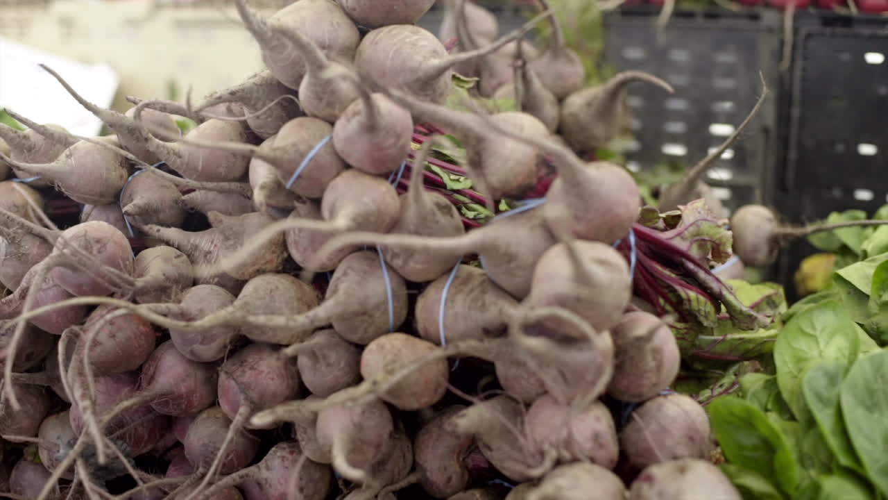 verduras frescas en un puesto de mercado