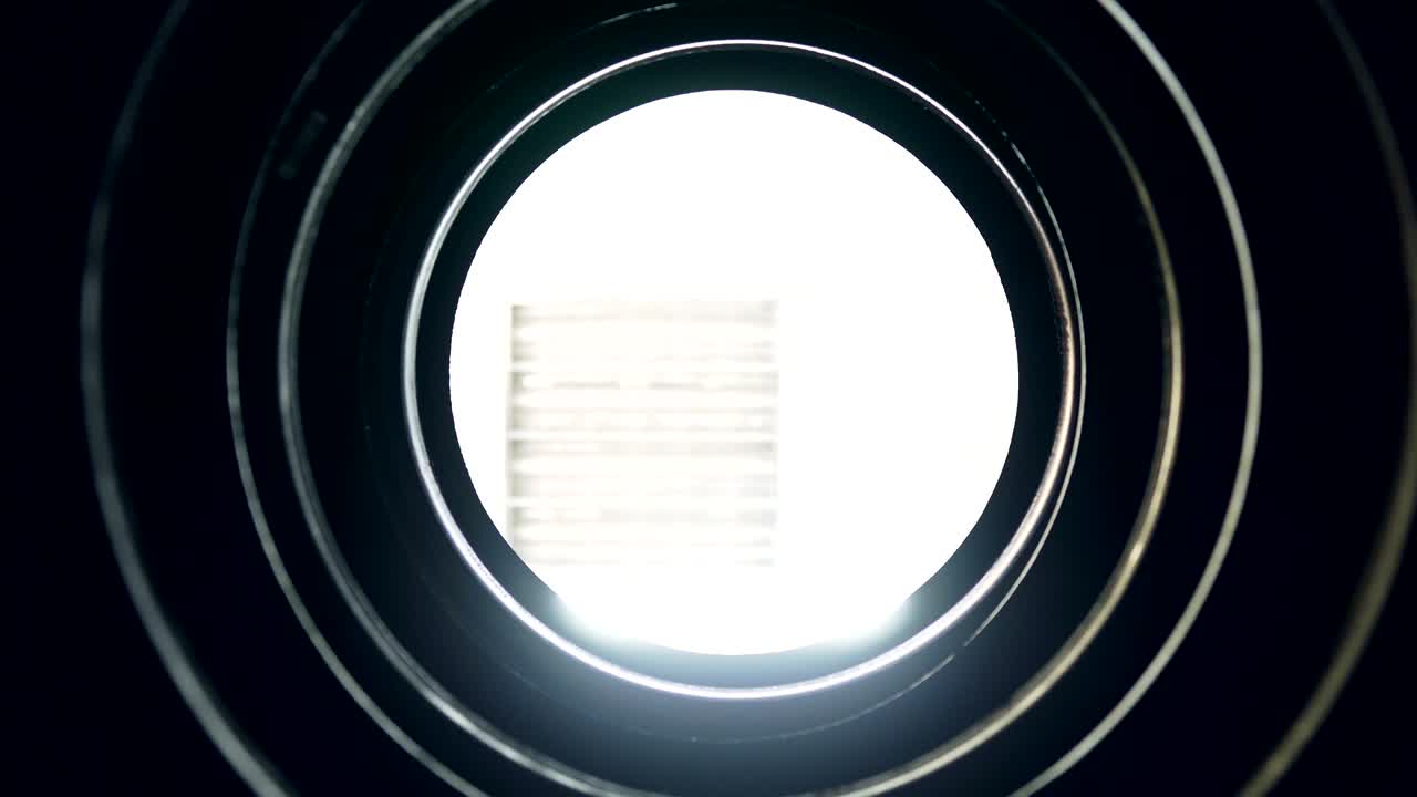 los neumáticos de invierno nuevos se apilan uno encima del otro. la cámara dispara desde el interior.