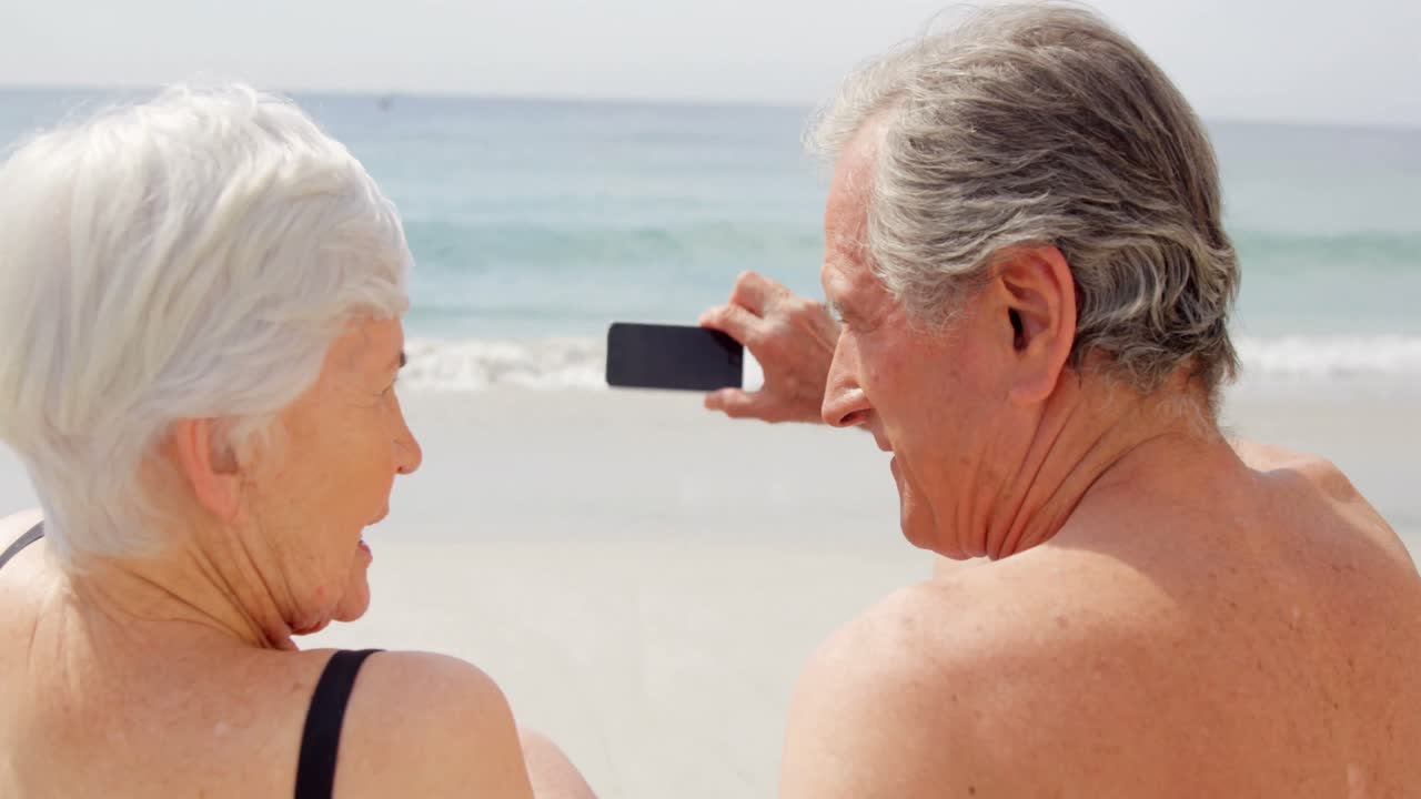 스마트폰을 들고 있는 귀여운 커플