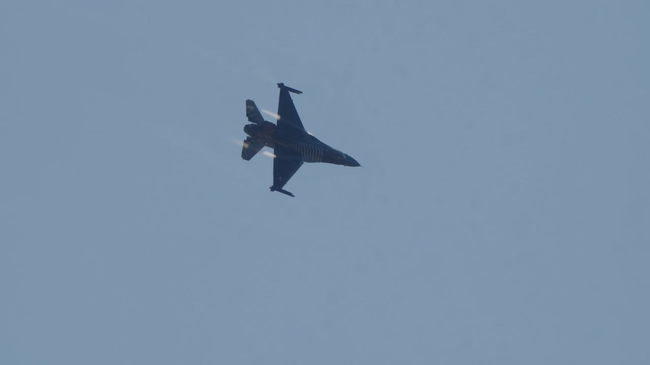 Jet Tempur Terbang dan Bermanuver di Langit Biru Cerah.
