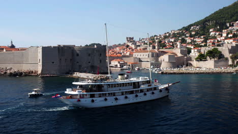 Lanchas-Rápidas-Y-Ferry-Con-Turistas-Navegando-En-El-Mar-Adriático-Cerca-De-Fort-St